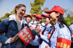 赛场上流动的“红袖章”